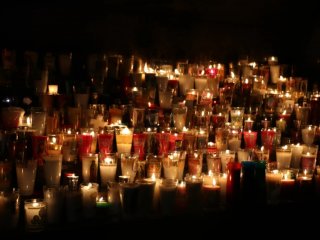 Kviečiame elgtis atsargiai su degančių vėlinių žvakių liepsnomis