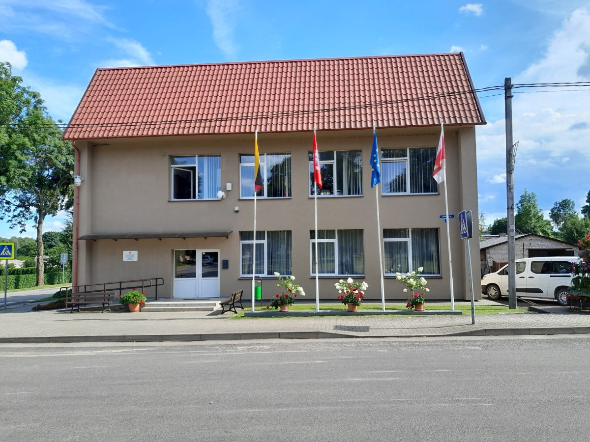 Salako seniūnijos administracinis pastatas puošia miestelio vaizdą