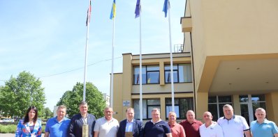 Zarasų žmonių dovana Ukrainai – trys automobiliai kariuomenei ir bendrystės simbolis