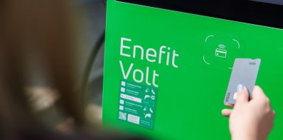 Zarasuose esančiose „Enefit“ stotelėse už elektromobilių įkrovimus galės atsiskaityti banko...
