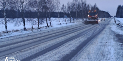 Kelininkai įspėja vairuotojus: keliuose galimas plikledis