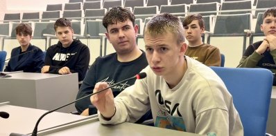 Zarasų „Ąžuolo“ gimnazijos pirmokai savivaldybėje „matavosi“ profesijas