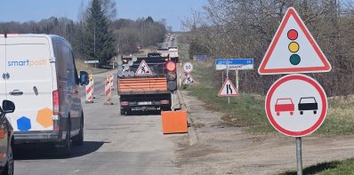 117-ajame krašto kelyje Zarasai–Bradesiai–Obeliai prasideda „dešiniojo rato“ dangos pažaidų...